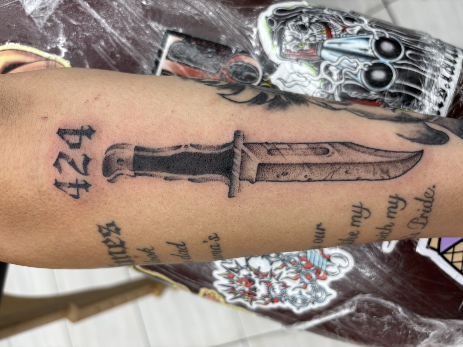 Bowie knife with "424" lettering — black & gray realism dagger, traditional script context